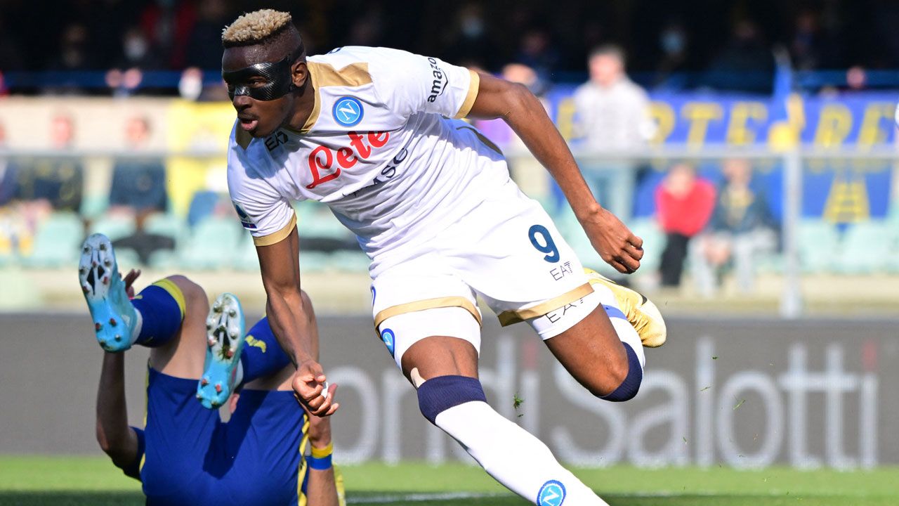 Napoli gana a Hellas y sigue firme en la pelea por la Serie A