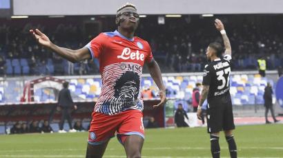 Napoli exige a Milan, un doblete de Victor Osimhen lo mantiene peleando por la Serie A