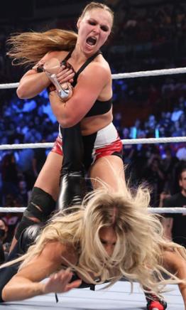Ronda Rousey destrozó a Sonya Deville y a Charlotte Flair