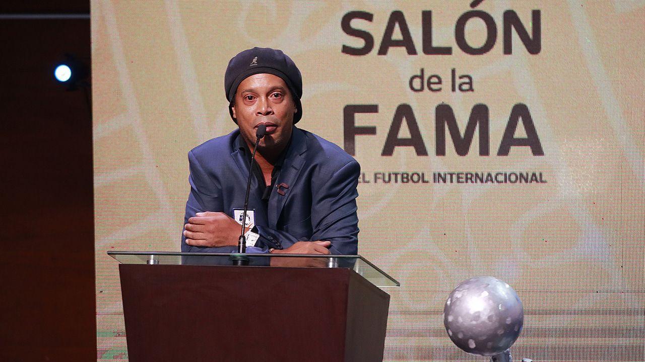 Ronaldinho llora y conmueve a todos en el Salón de la Fama