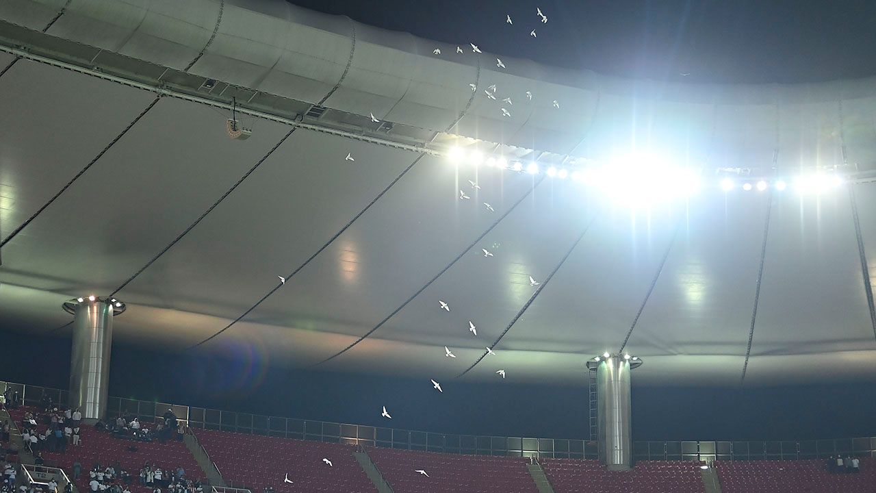 Tribunas blancas y palomas liberadas en el Estadio AKRON