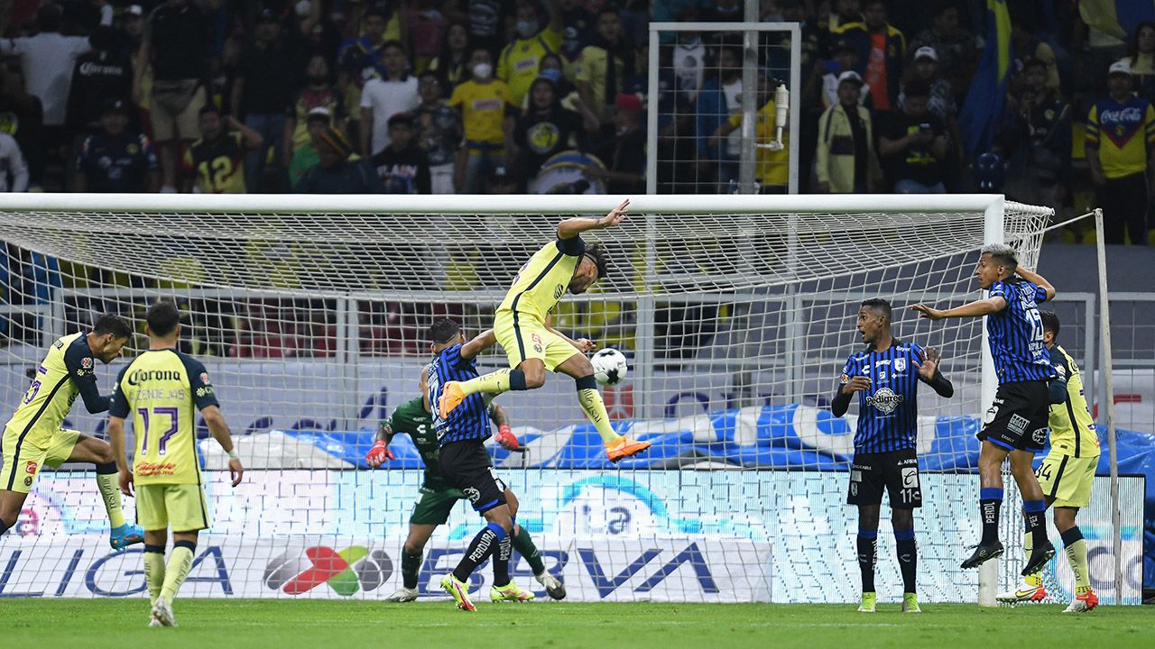 Con un potente cabezazo a los 5 minutos, el paraguayo llegó a 27 goles con el club azulcrema.