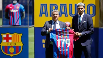 Barcelona celebra la renovación de Ronald Araujo