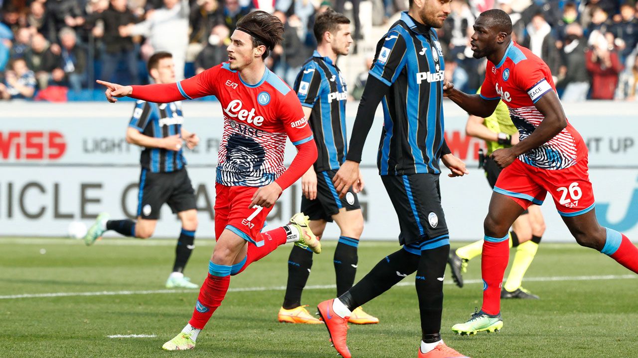 Napoli sigue soñando con la Serie A y obliga a Milan a ganar
