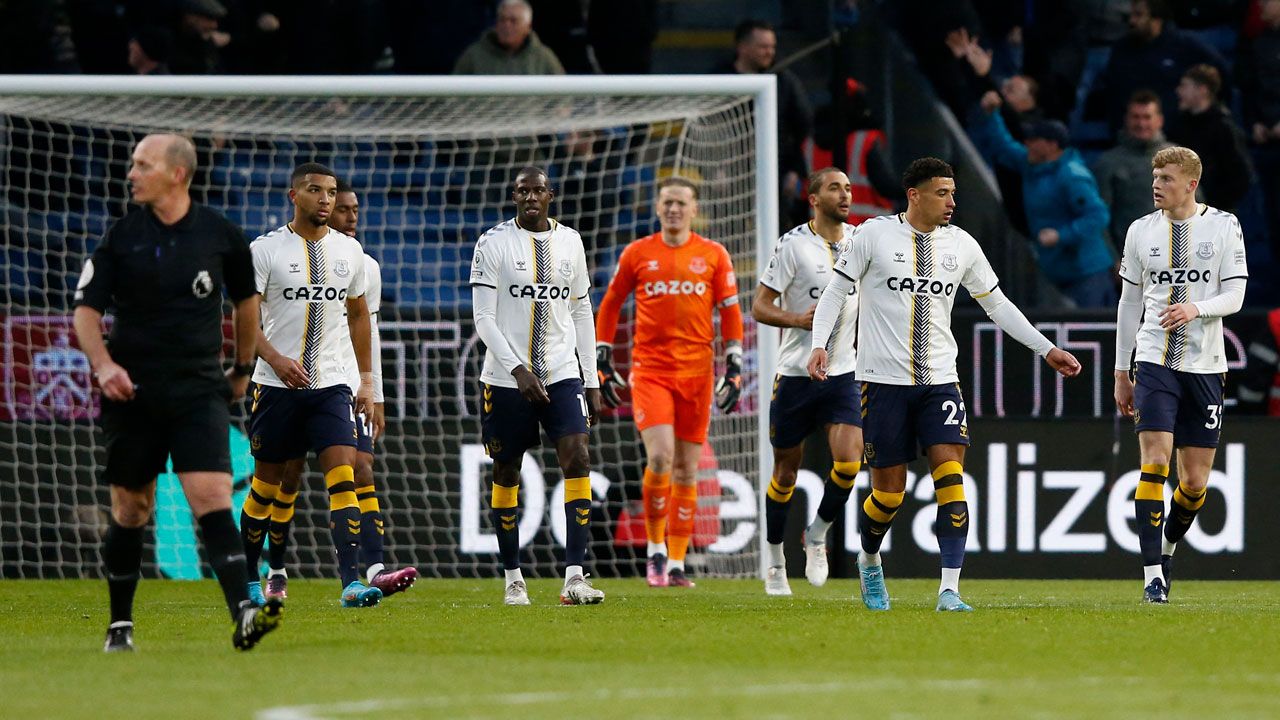 Everton sigue sumando derrotas en la Premier League y está a un paso del descenso