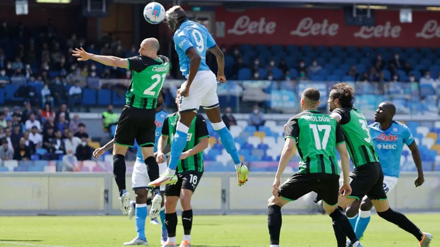 Napoli goleó a Sassuolo en la Serie A; Hirving Lozano marcó el tercero