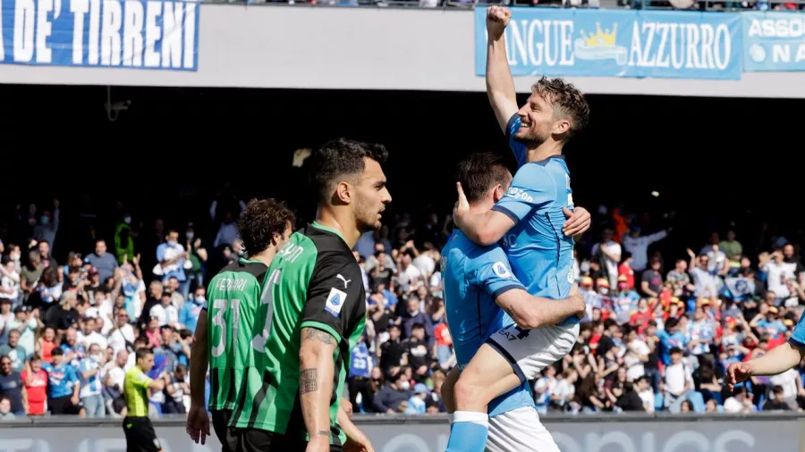 Napoli goleó a Sassuolo en la Serie A; Hirving Lozano marcó el tercero
