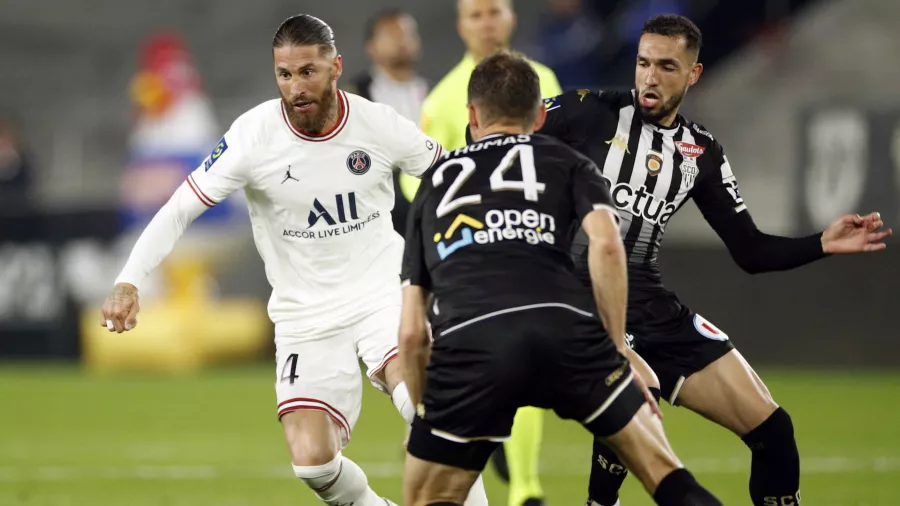 Sergio Ramos no quiere ir a ningún lado y ayuda en la victoria del PSG