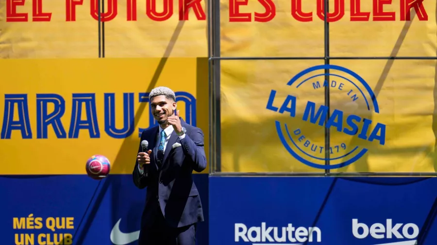 Barcelona celebra la renovación de Ronald Araujo