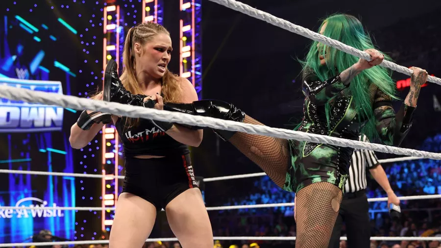 Ronda Rousey y Charlotte Flair siguen calentando su enfrentamiento