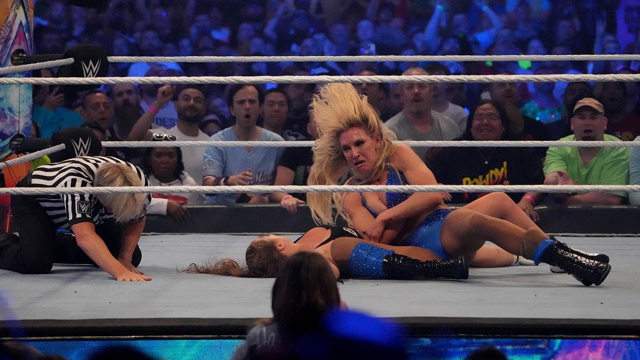 Ronda Rousey, víctima de las trampas de Charlotte Flair