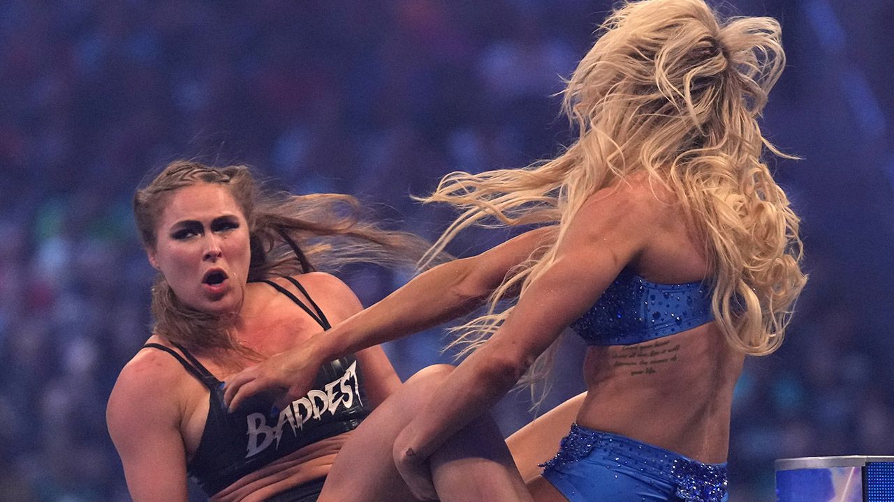 Ronda Rousey, víctima de las trampas de Charlotte Flair