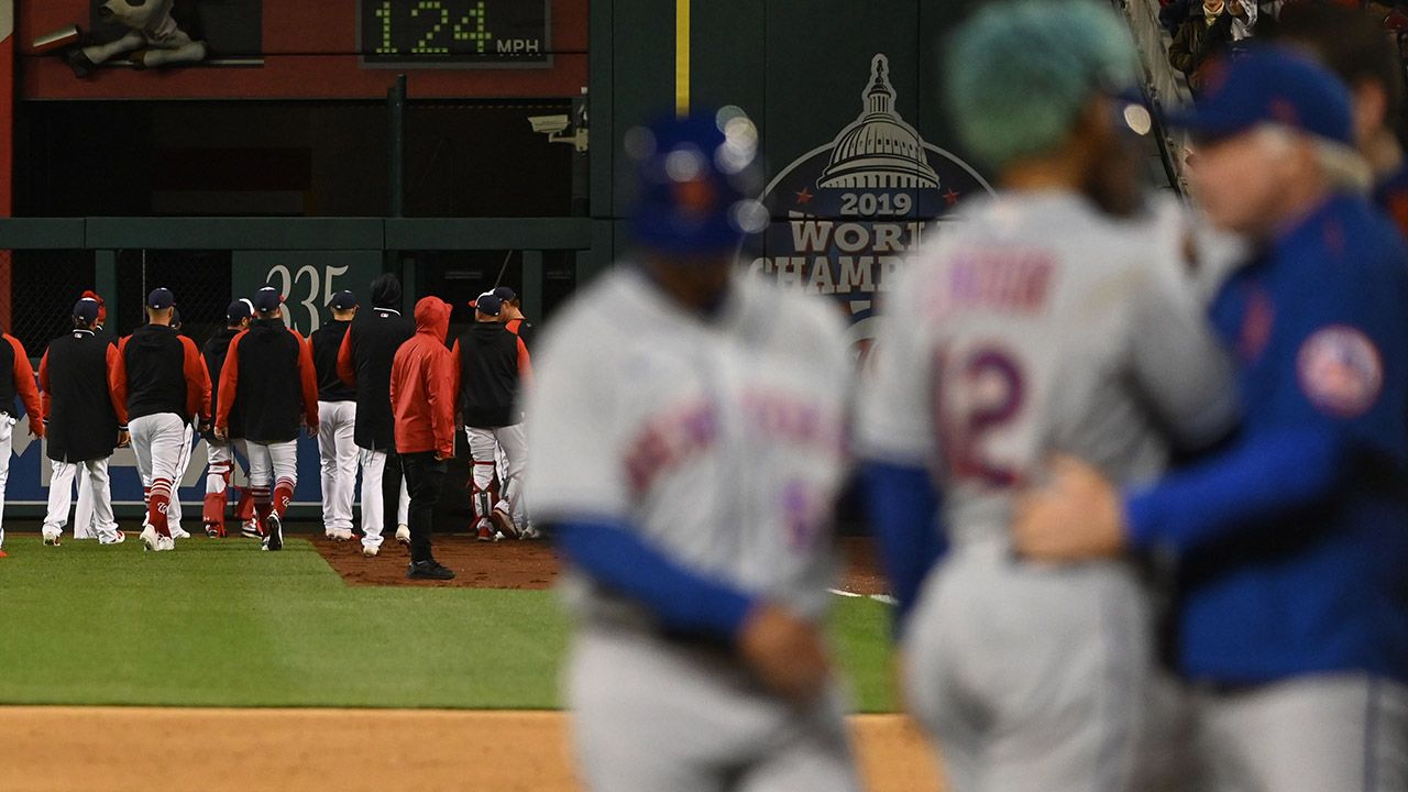 Un pelotazo sobre Francisco Lindor detonó la primera bronca del año en MLB