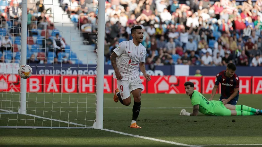Corona anotó sus primeros goles luego de cuatro asistencias y una titularidad total desde que llegó a Sevilla en enero.