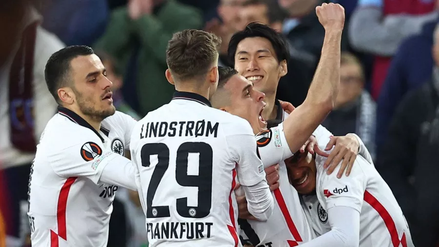 Frankfurt sorprende al West Ham United con gol tempranero