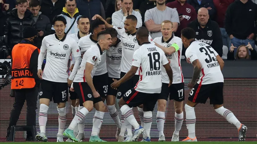 Frankfurt sorprende al West Ham United con gol tempranero