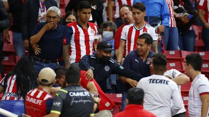 13 de abril: Todo mal. Jugadores fuera de su posición, gritos de “fuera Leaño”, gritos de “eh, puto” y una estrepitosa derrota ante los Rayados de Vucetich, técnico que fue despedido de Chivas en septiembre.