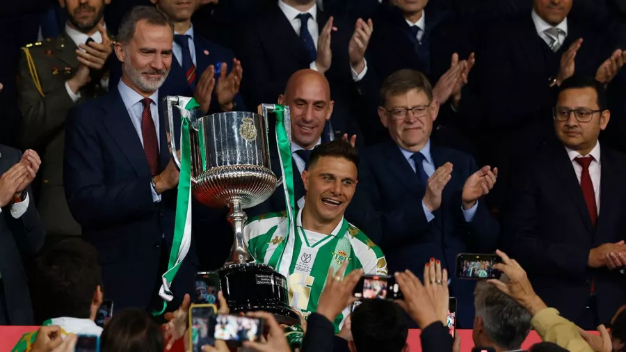 Betis levantó la Copa del Rey y así lo celebraron Andrés Guardado y Diego Lainez
