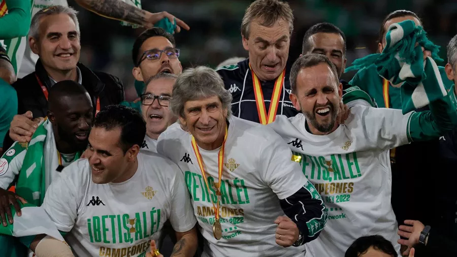 Betis levantó la Copa del Rey y así lo celebraron Andrés Guardado y Diego Lainez