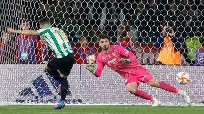 Guardado anotó el tercer gol del Betis en la tanda de penales.