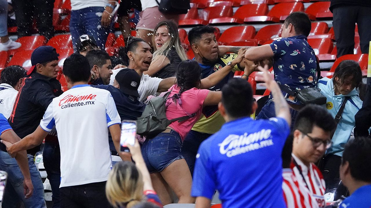 ¿Imitando a Alexis Vega? La violencia se hizo presente en las gradas del Estadio Azteca