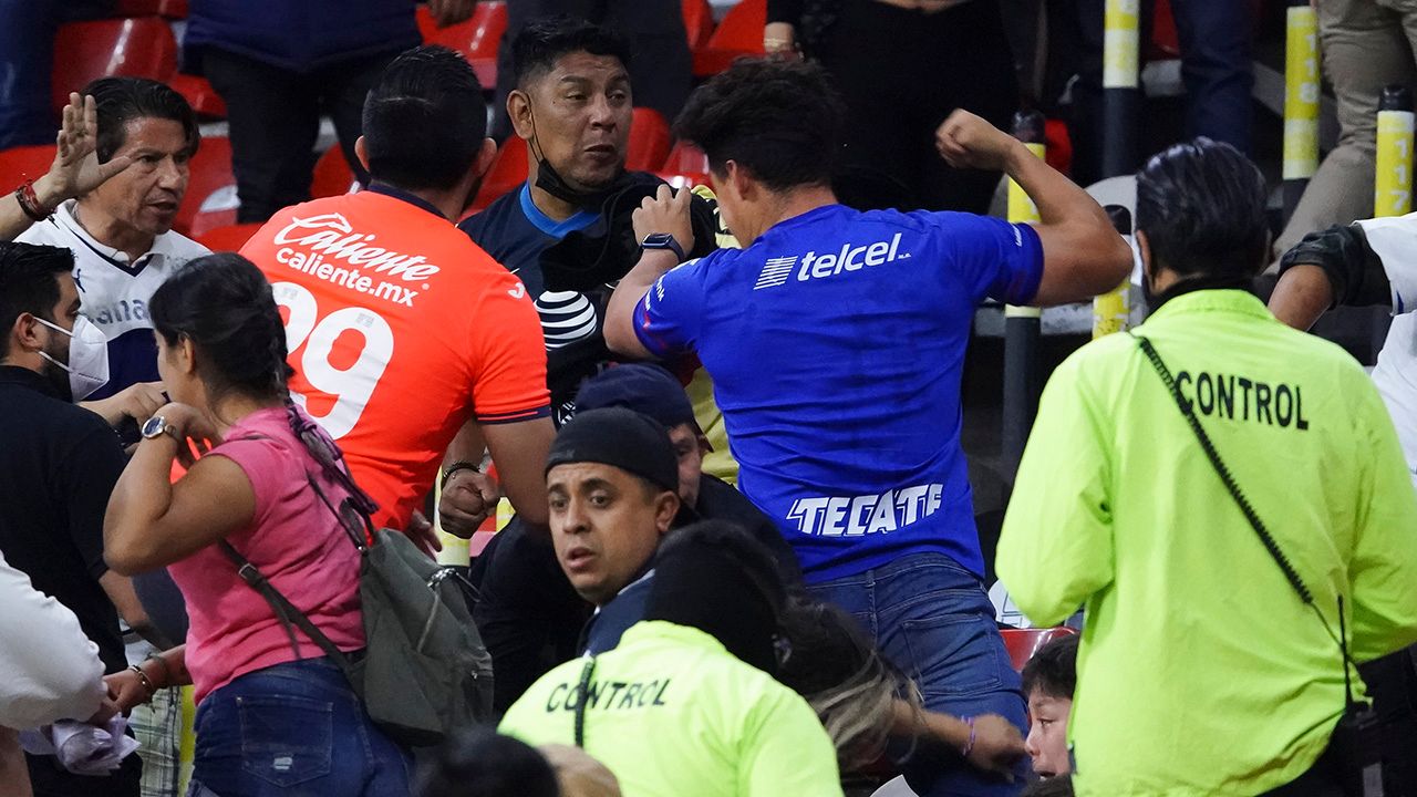 ¿Imitando a Alexis Vega? La violencia se hizo presente en las gradas del Estadio Azteca