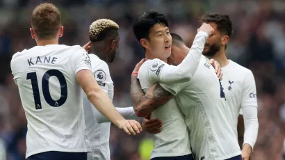 Harry Kane y Heung Min Son mantienen a Tottenham en la pelea por la Champions League