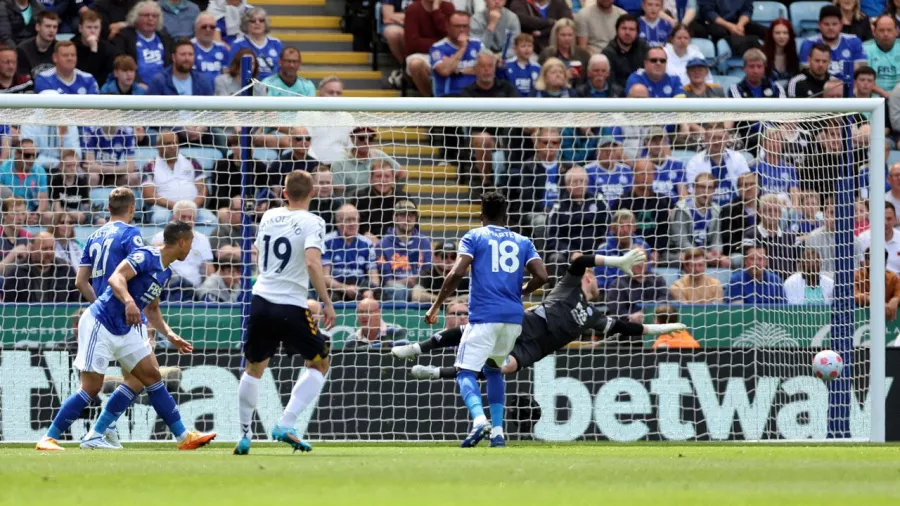 Everton sorprendió a Leicester y salió de la zona de descenso en la Premier League