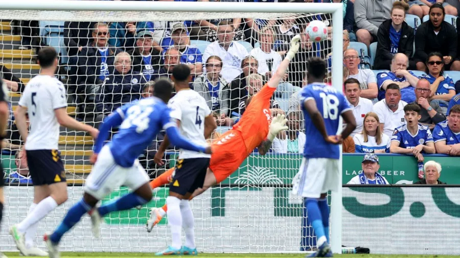 Everton sorprendió a Leicester y salió de la zona de descenso en la Premier League