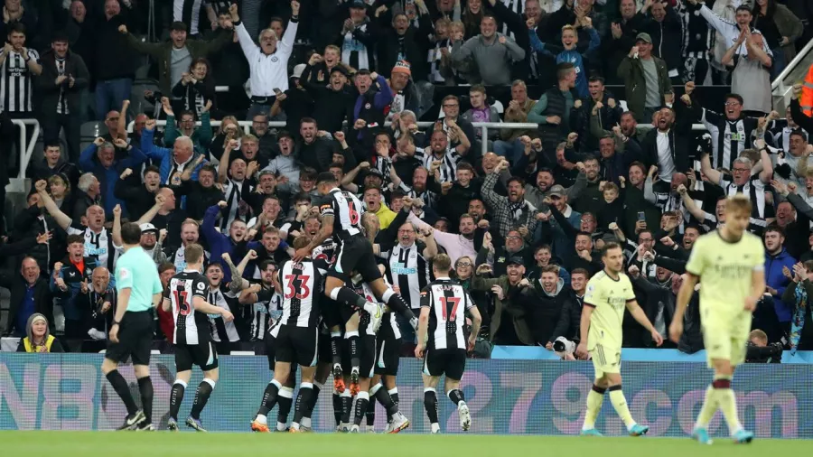 Newcastle venció a Arsenal que necesitará un milagro para llegar a la Champions League
