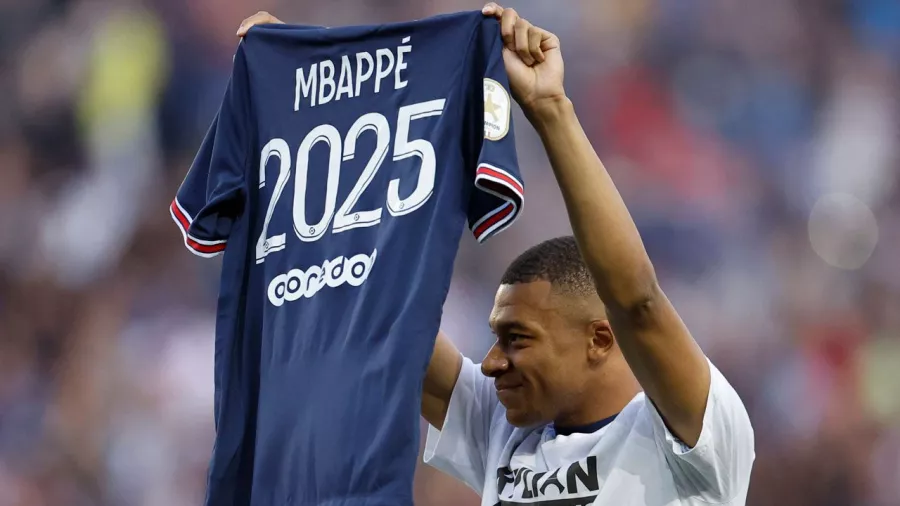 Kylian Mbappé anunció su renovación con Paris Saint-Germain