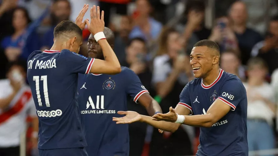 Hat-trick de Kylian Mbappé para celebrar su renovación con Paris Saint-Germain