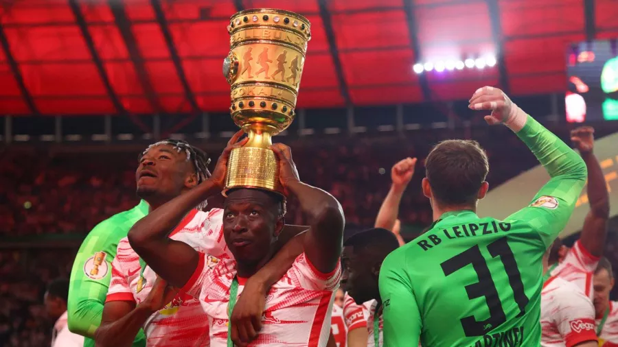 ¡RB Leipzig levantó el primer título de su historia!