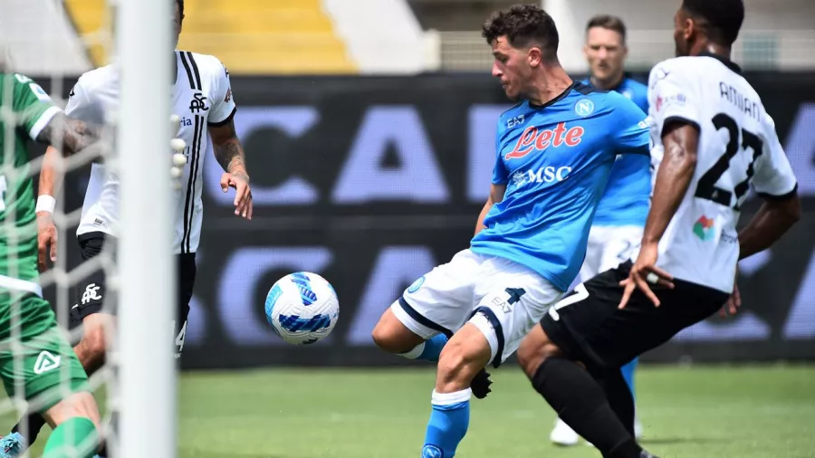 Napoli terminó la temporada goleando en la Serie A