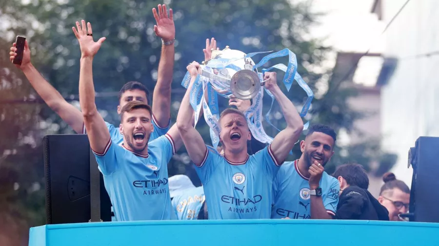 Manchester City pintó la ciudad de celeste para celebrar el título de la Premier League
