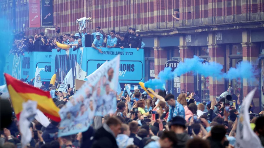 Manchester City pintó la ciudad de celeste para celebrar el título de la Premier League