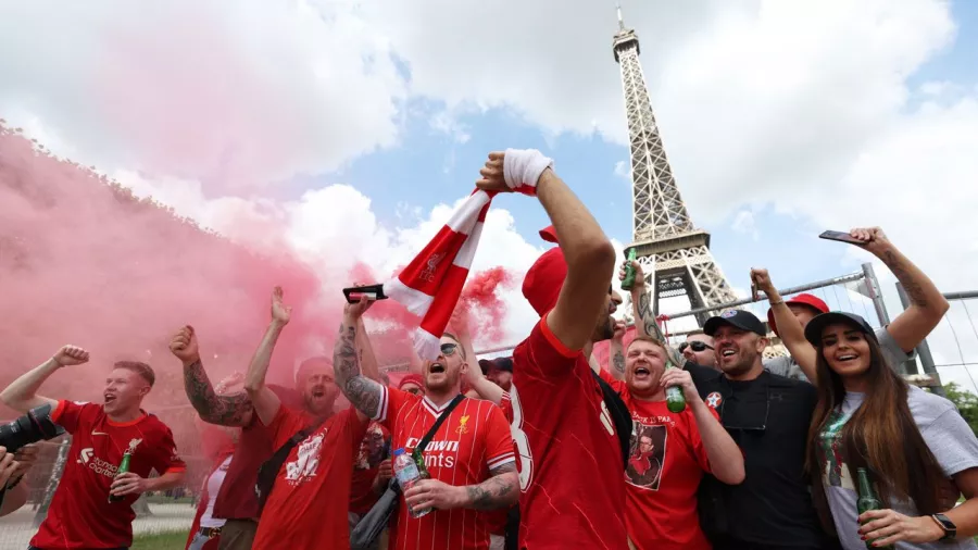 La Torre Eiffel se divide entre el rojo y blanco para la final de la Champions League