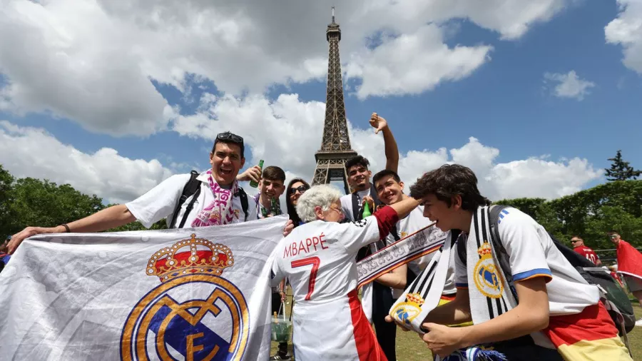 La Torre Eiffel se divide entre el rojo y blanco para la final de la Champions League