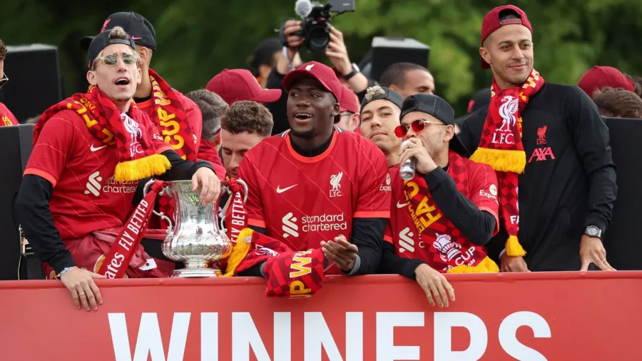 Liverpool dejó atrás la decepción de la Champions League y festejó dos títulos