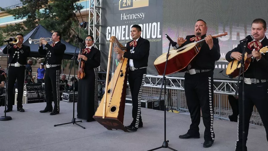 Fiesta mexicana en el pesaje de 'Canelo' Álvarez vs. Dmitry Bivol