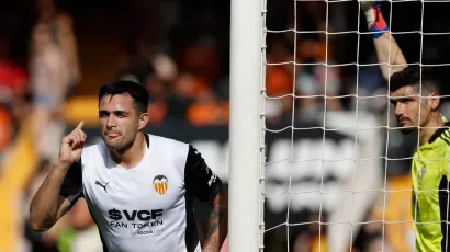 Néstor Araujo anotó un autogol ante Valencia; Orbelín Pineda cerró La Liga jugando