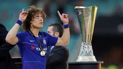 David Luiz, en el PSG de 2014 a 2016. Volvió al Chelsea en 2016 por 35 millones de euros. Ganó la Europa League en 2019.