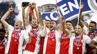 Cuarto gol del mexicano en  la temporada (segundo en tres días) y el Ajax ganó su título número 36 de los Países Bajos.
