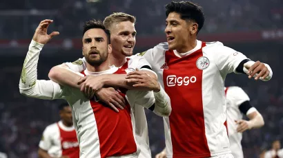 El mexicano se deslizó y estiró la pierna para anotar el 5-0 defeinitivo ante el Heerenveeen, con lo que el Ajax se aseguró el título de la Eredivisie.