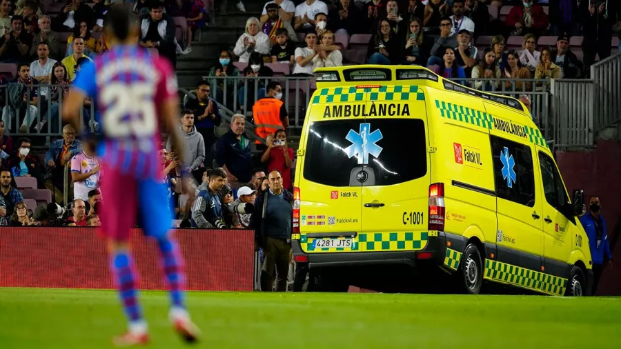 El susto del Barcelona por Ronald Araujo; dejó el Camp Nou en camilla