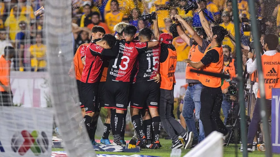 Atlas recibió los cuatro goles que necesitaba Tigres para remontar, pero un penal de Aldo Rocha en tiempo de compensación le dio el pase a la final.