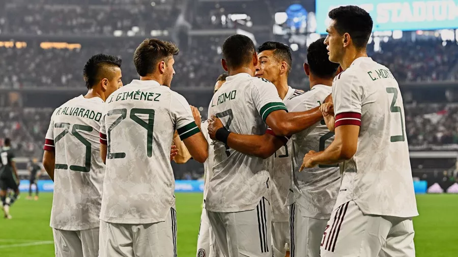 No busquen más delanteros, Santiago Giménez está en plan goleador con México