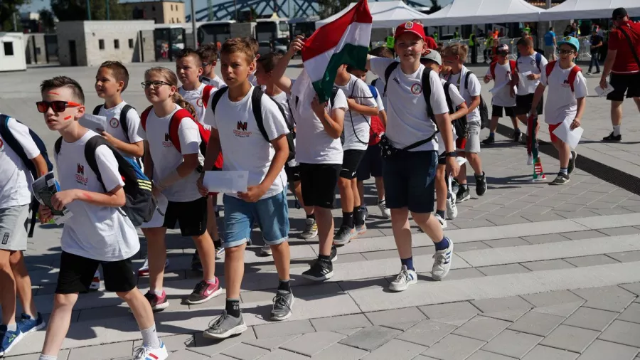 Los niños se adueñaron de la grada en el Hungría contra Inglaterra de la Nations League