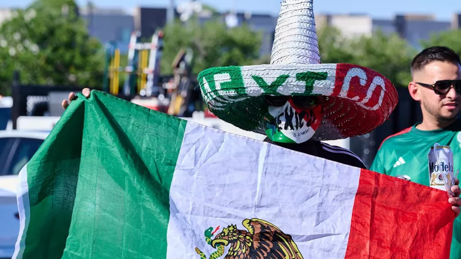 Ni el calor de Arizona detuvo el 'tailgate' de los fans mexicanos y uruguayos