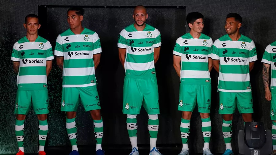 Santos Laguna mezcló nostalgia y elegancia en sus nuevos uniformes